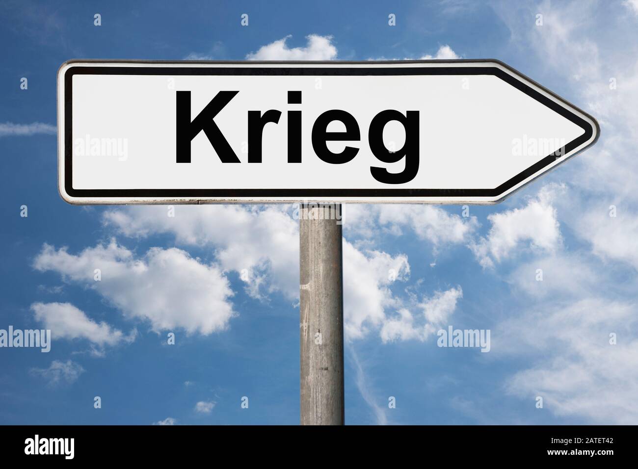 Foto di dettaglio di un cartello con l'iscrizione Krieg (Guerra) Foto Stock