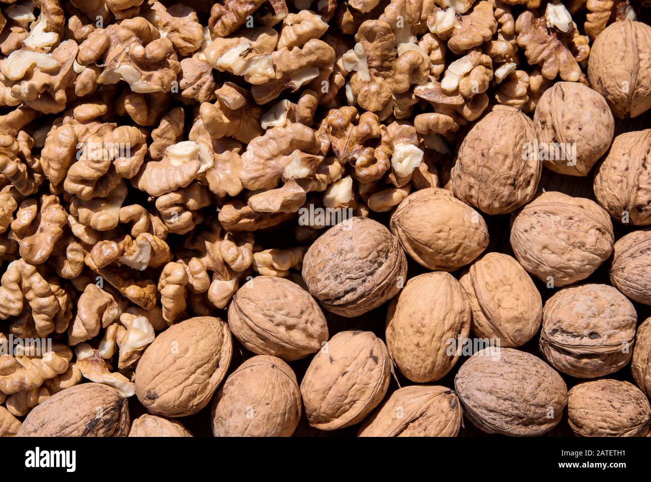 Noci intere e noci. Cibo sano. Foto Stock