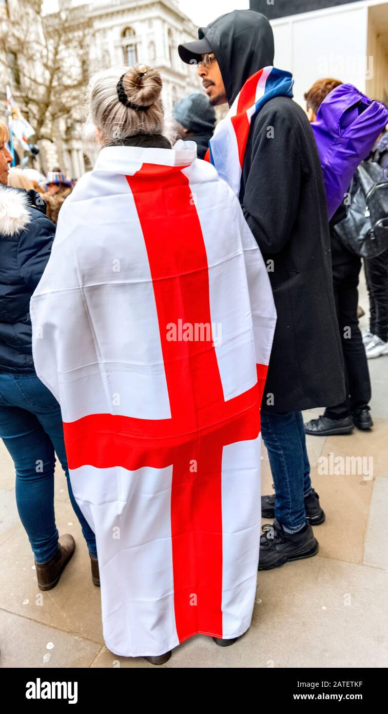 Celebrazioni per la Brexit 31st gennaio 2020 Whitehall e Piazza del Parlamento, Brexiteer indossa la bandiera di San Giorgio Foto Stock