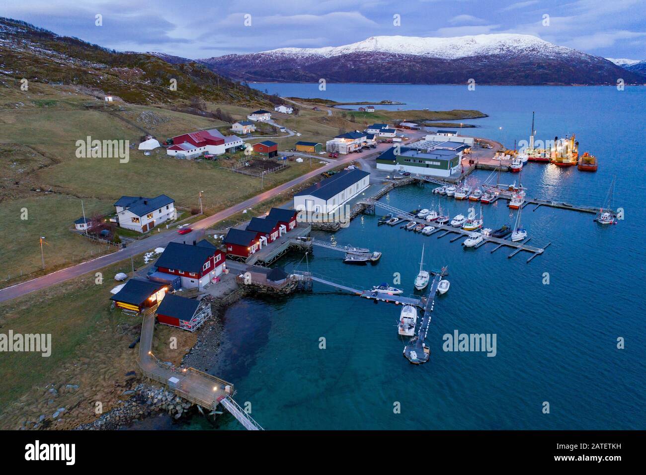 Veduta aerea dal porto turistico di Kvaloyvagen, Kvaloyvagen, Norvegia, Oceano Atlantico Foto Stock