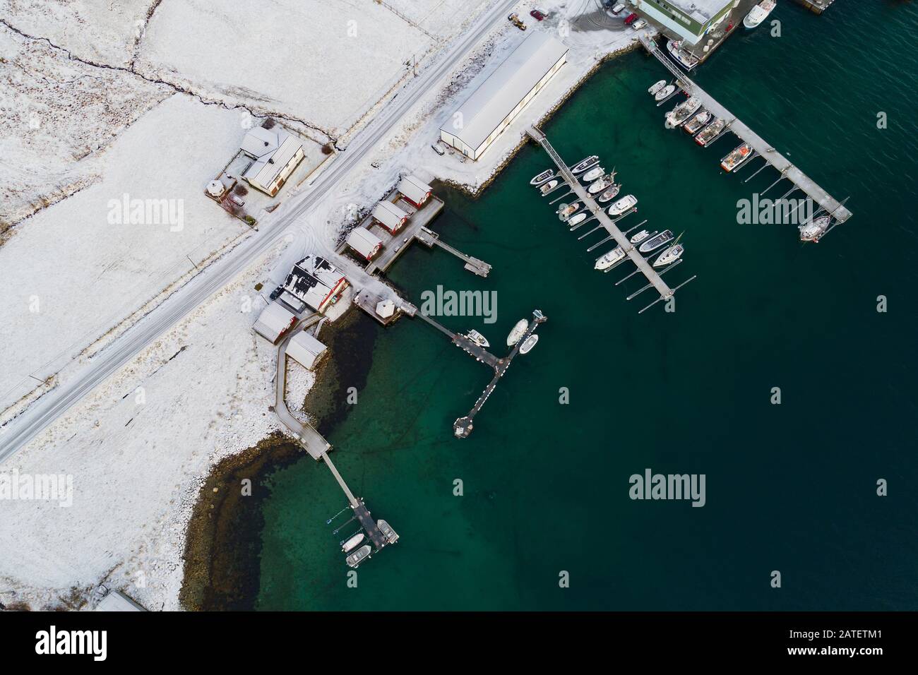 Veduta aerea dal porto turistico di Kvaloyvagen, Norvegia, Oceano Atlantico Foto Stock