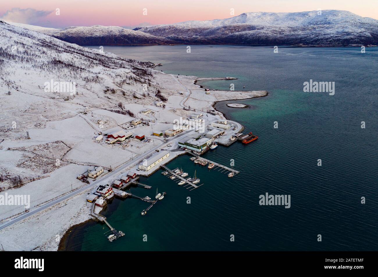 Veduta aerea dal porto turistico di Kvaloyvagen, Norvegia, Oceano Atlantico Foto Stock