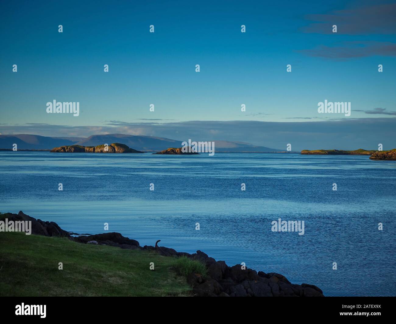 Vista serale dalla costa di Stykkisholmur sulla penisola di Snaefellsnes, Islanda Foto Stock