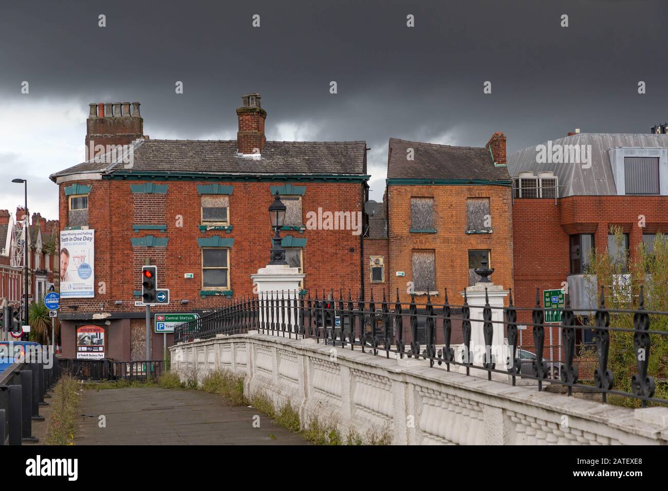 Sorvola il vecchio Packet House, Warrington, Cheshire, visto dal Warrington Bridge sul fiume Mersey, 2019 Foto Stock