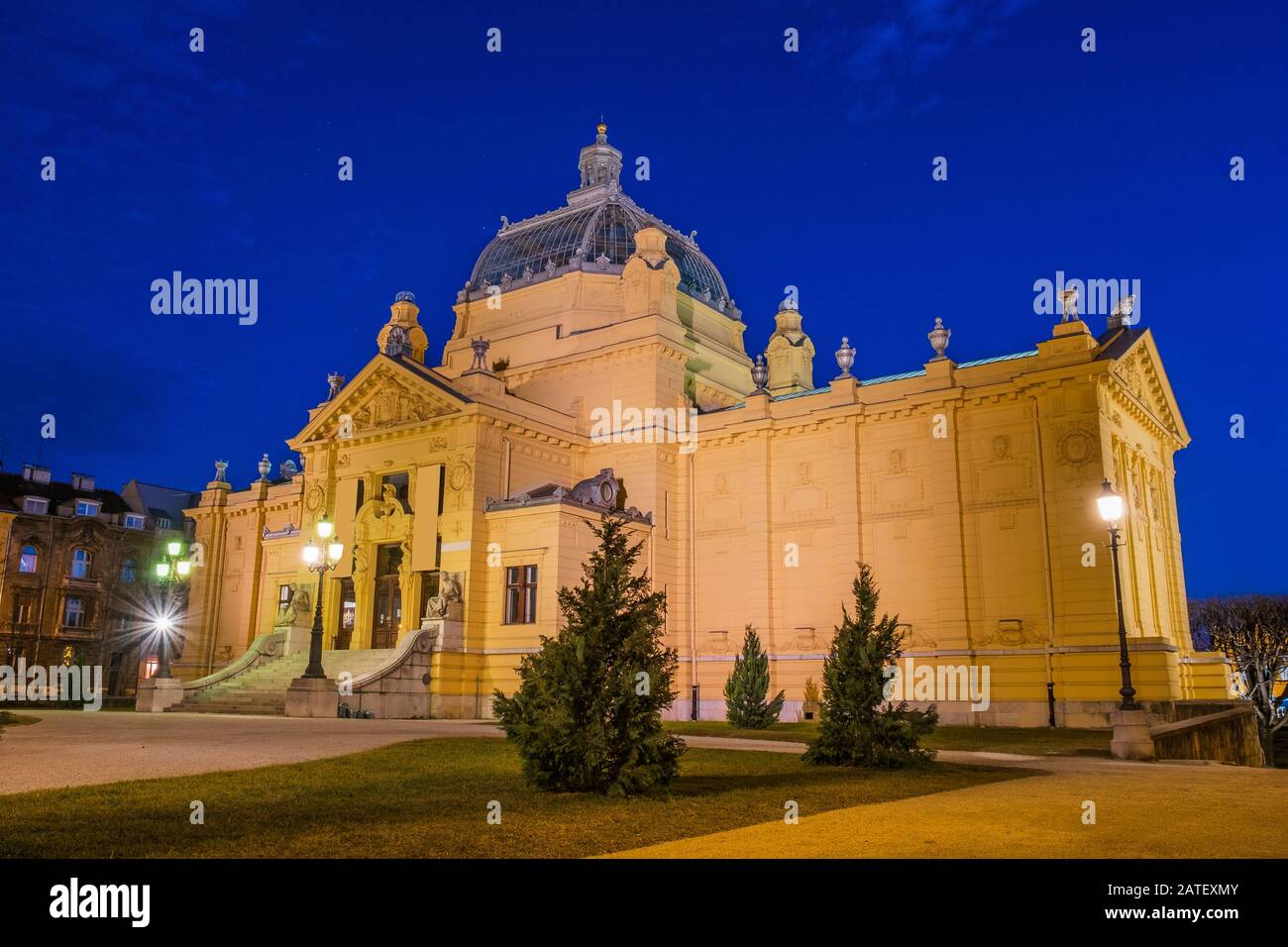 Croazia, città di Zagabria, padiglione d'arte di notte, lunga esposizione Foto Stock