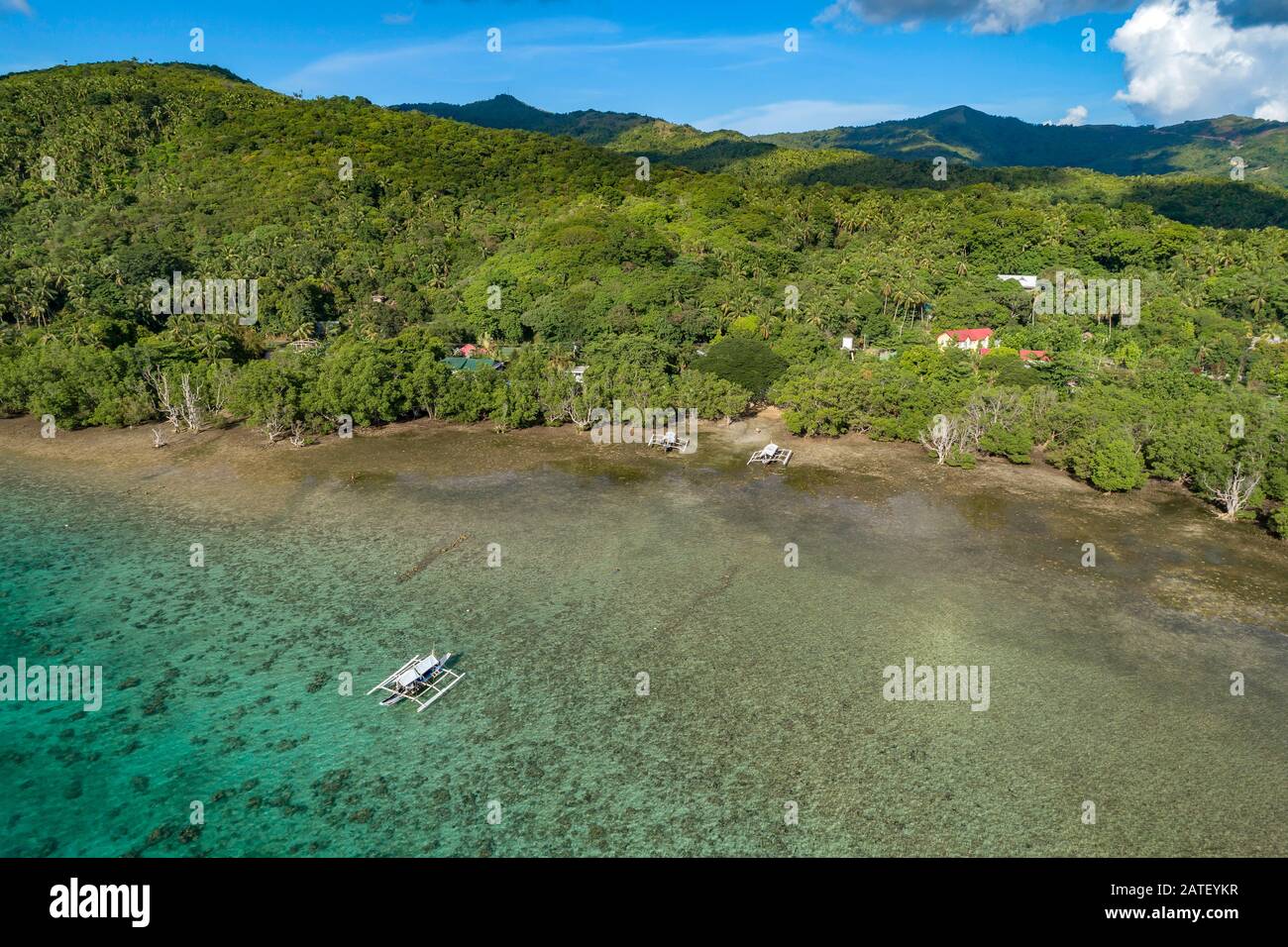 Veduta aerea di Outrigger canos con foresta di mangrovie, Isola Romblon, Filippine, Mare delle Filippine, Pacifico Foto Stock