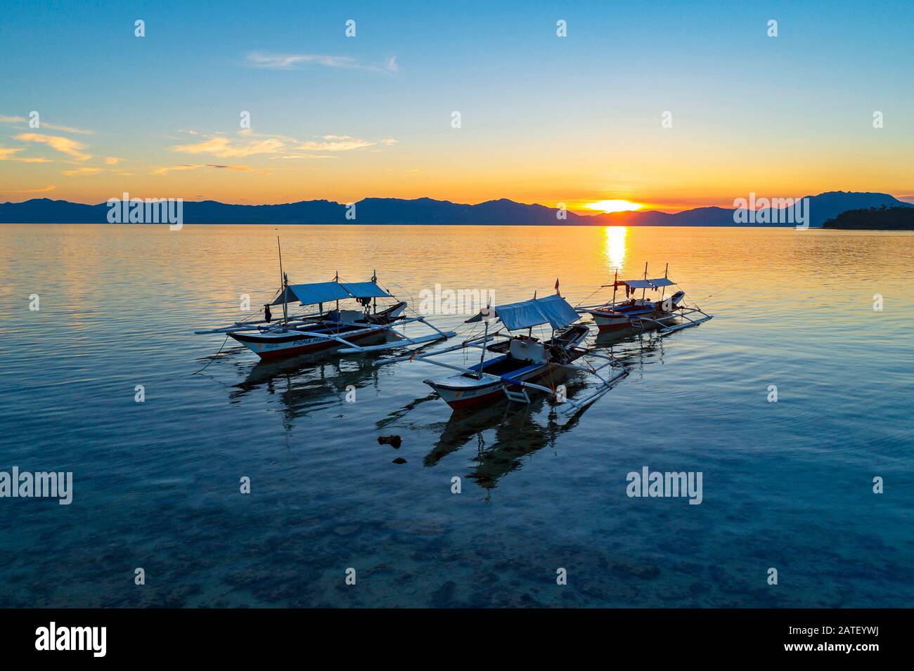 Tramonto con canos outrigger, Isola Romblon, Filippine, Mare delle Filippine, Pacifico Foto Stock