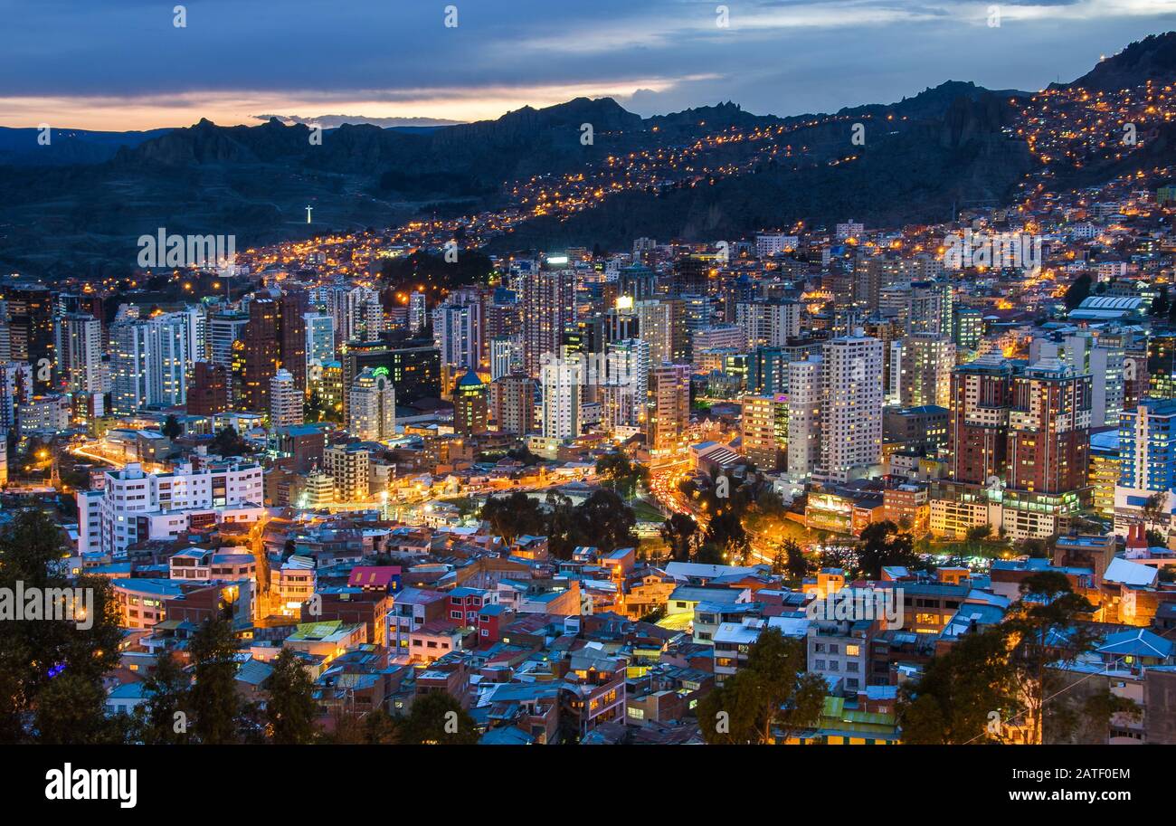 Vista sul centro della città di La Paz in Bolivia durante la notte. Sul lato sinistro della Cattedrale metropolitana su Murillo quadrato può essere visto. Foto Stock