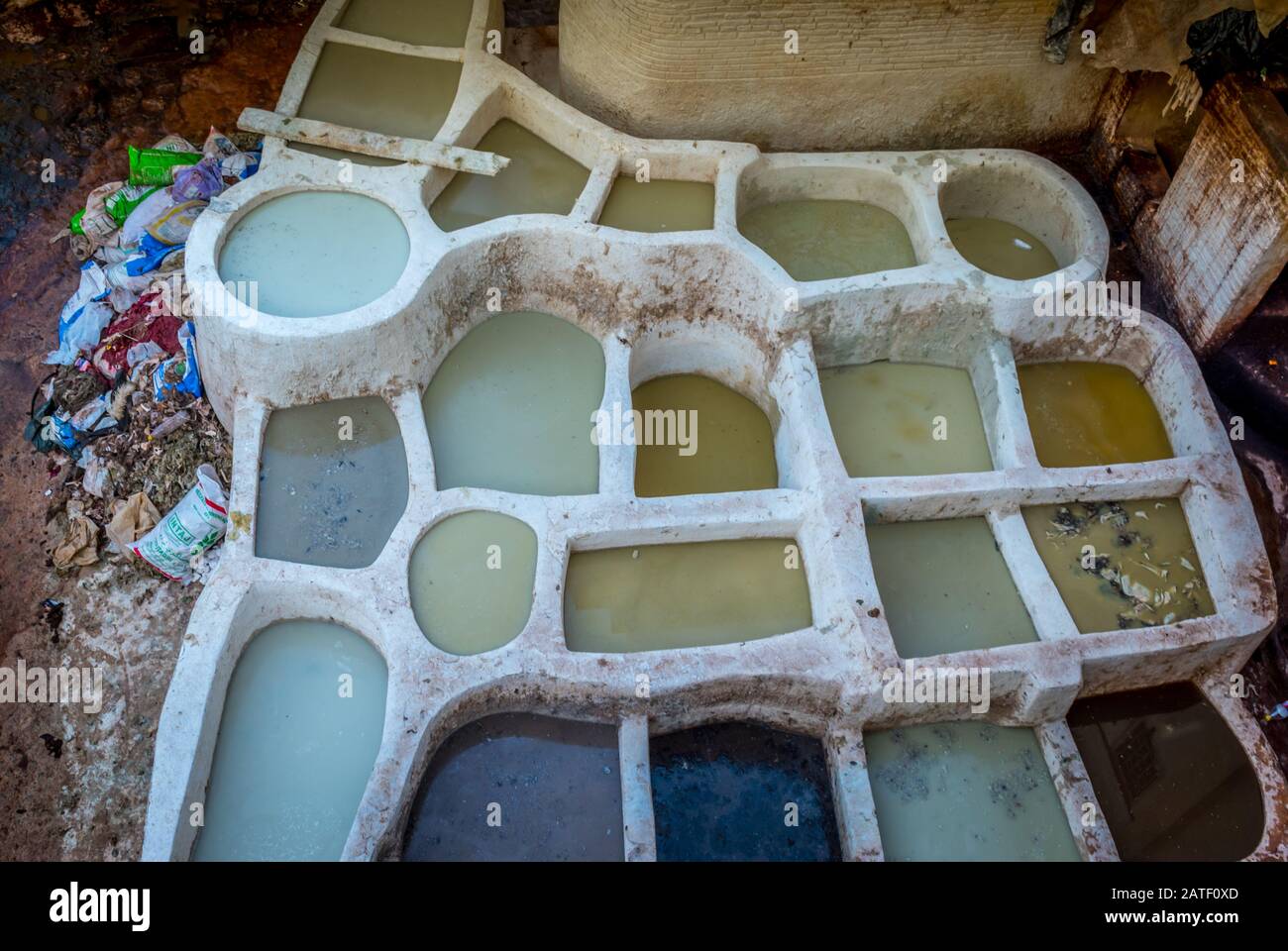 Si affaccia su vasi di pietra nelle concerie, Fez, Marocco Foto Stock