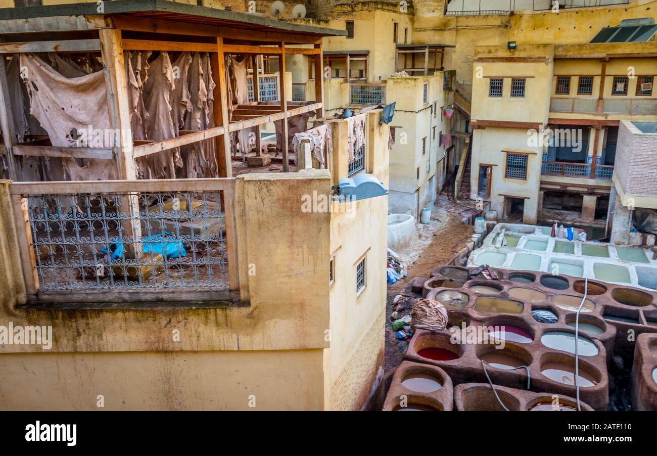 Appesa in pelle e vasi di pietra in una conceria, Fez, Marocco Foto Stock
