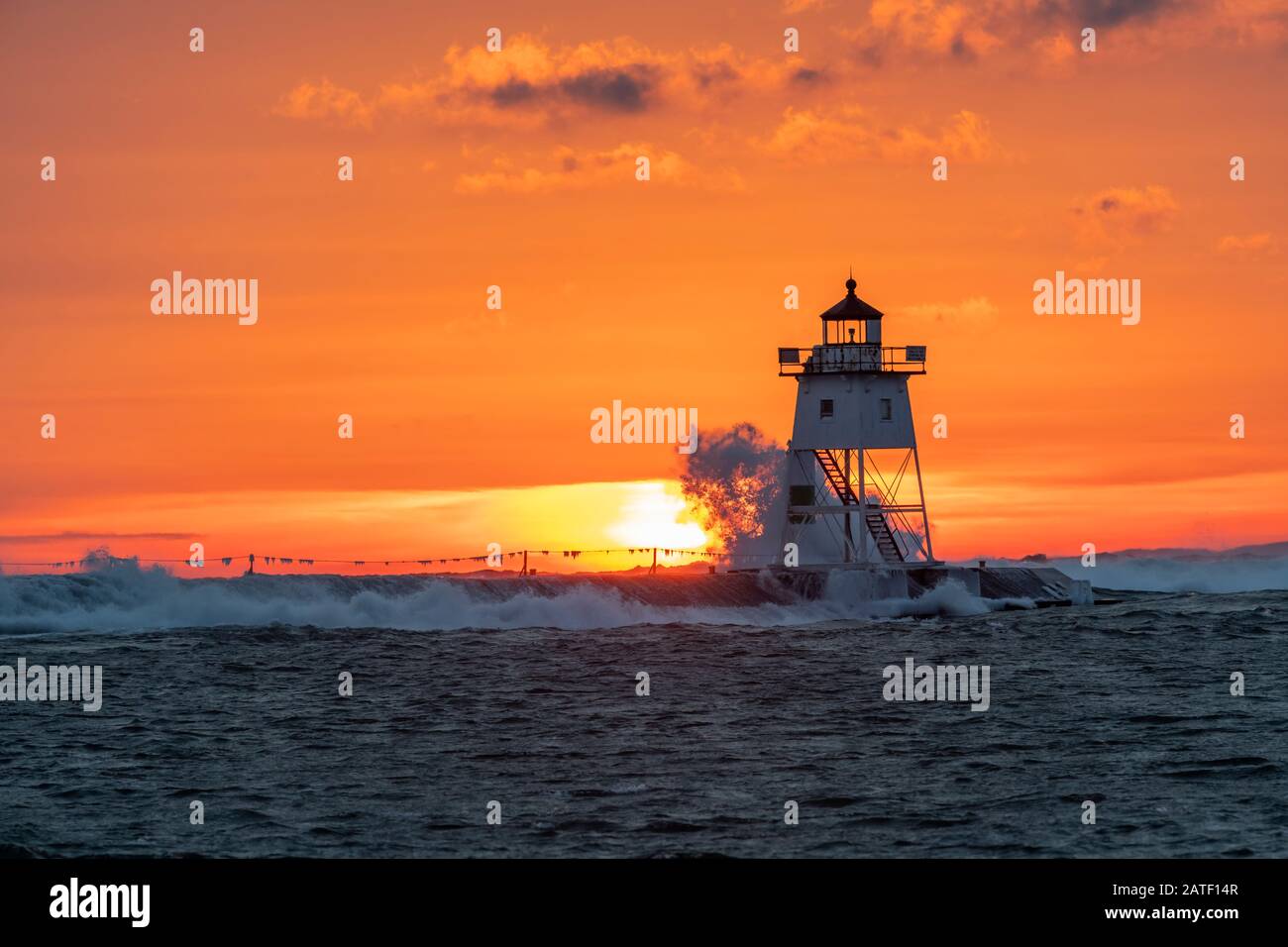 Faro di Grand Marais al tramonto, Cook County, Minnesota., USA, fine gennaio, di Dominique Braud/Dembinsky Photo Assoc Foto Stock