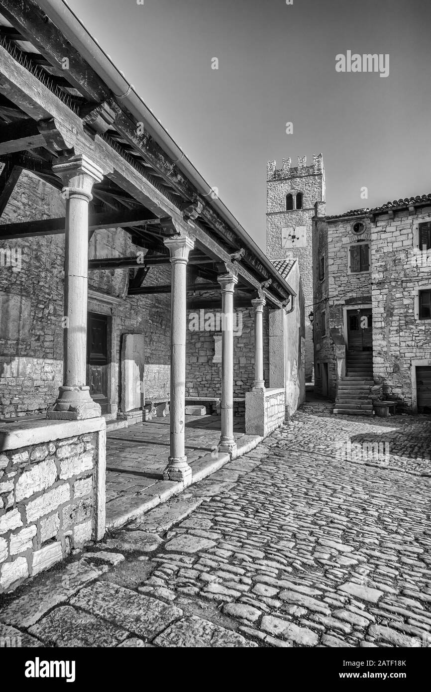 Veduta del campanile di Sveti Lovrec e della Chiesa di San Martino, in bianco e nero, Istria, Croazia Foto Stock