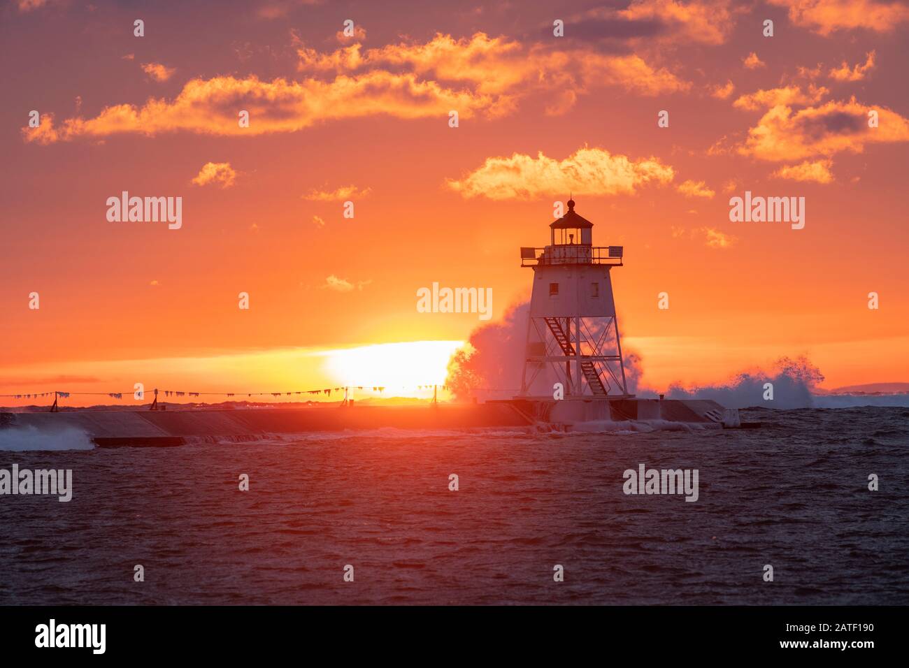 Faro di Grand Marais al tramonto, Cook County, Minnesota., USA, fine gennaio, di Dominique Braud/Dembinsky Photo Assoc Foto Stock