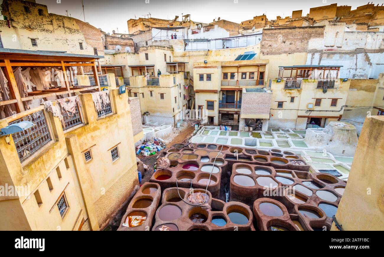 Si affaccia su vasi di pietra nelle concerie, Fez, Marocco Foto Stock