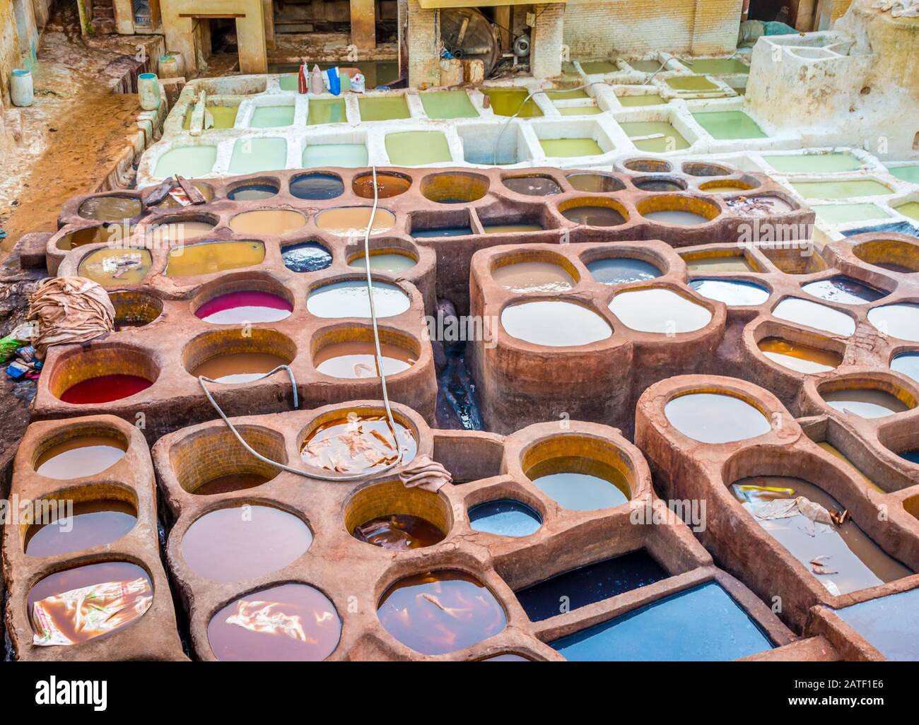 Tinture colorate a Chouara Tannery, Fez, Marocco Foto Stock