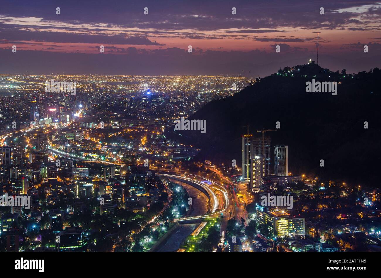 Vista notturna di Santiago del Cile verso la parte est della città, che mostra il fiume Mapocho e i quartieri di Providencia e Las Condes Foto Stock