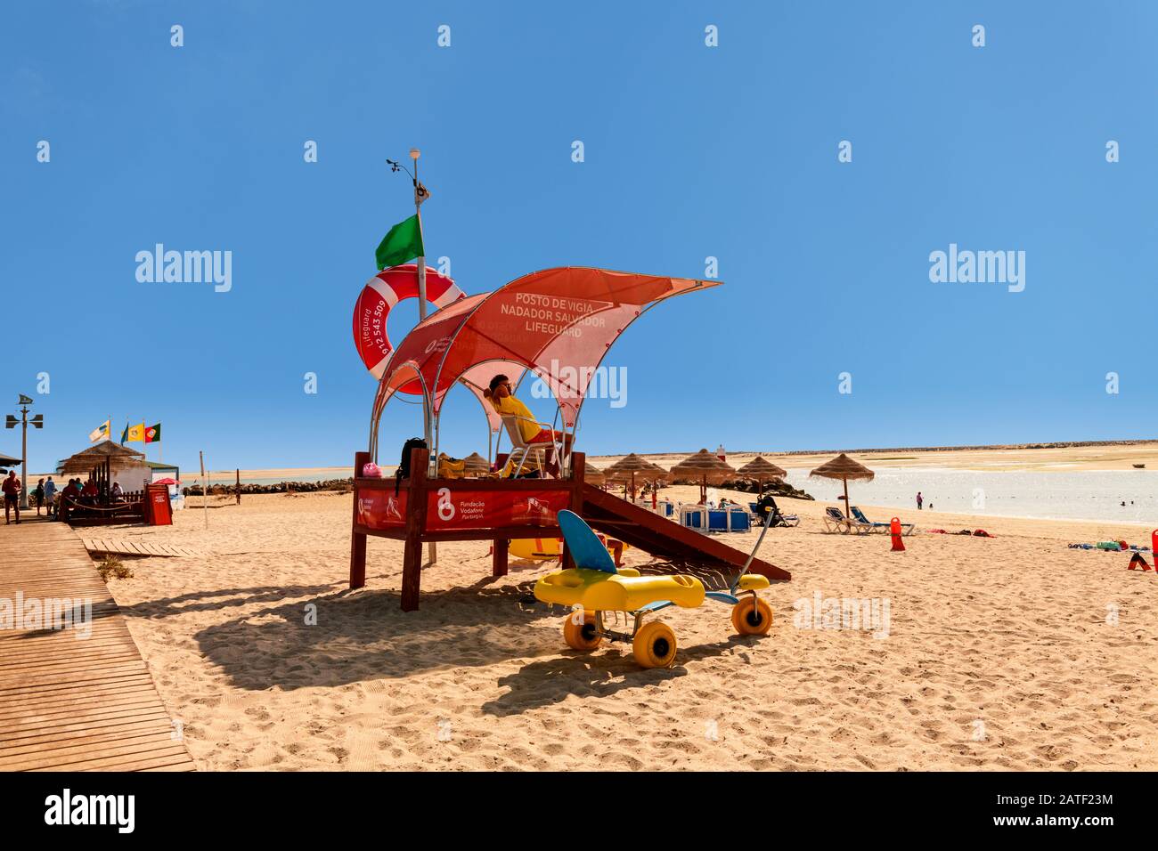 Stazione bagnino sulla spiaggia di Fuseta East Algarve Portugal. Praia da Fuseta Ria Formosa. Fuseta, Algarve, Portogallo. Foto Stock