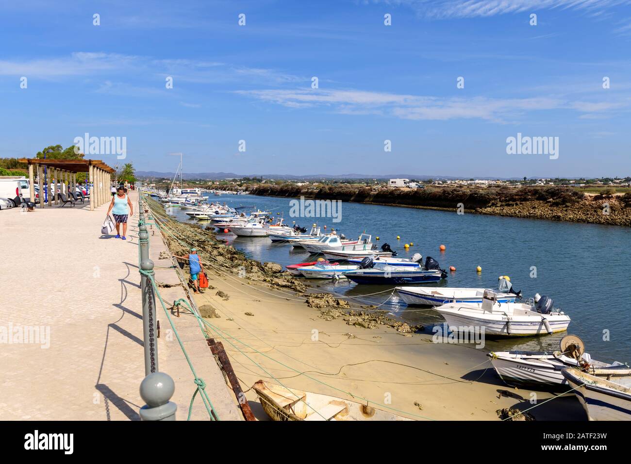 Porto e porto turistico con barche ormeggiate a Fuseta, Fuseta, Algarve, Portogallo. Puerto de Fuzeta. Foto Stock