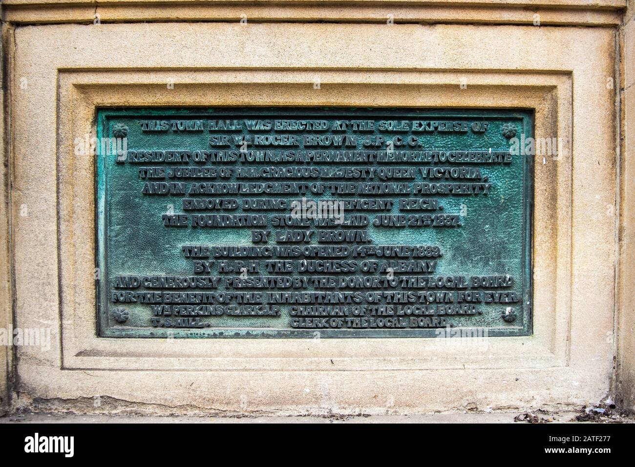Una lapide che commemora l'edificio del municipio di Trowbridge e che dà alla città da Sir Roger Brown Foto Stock