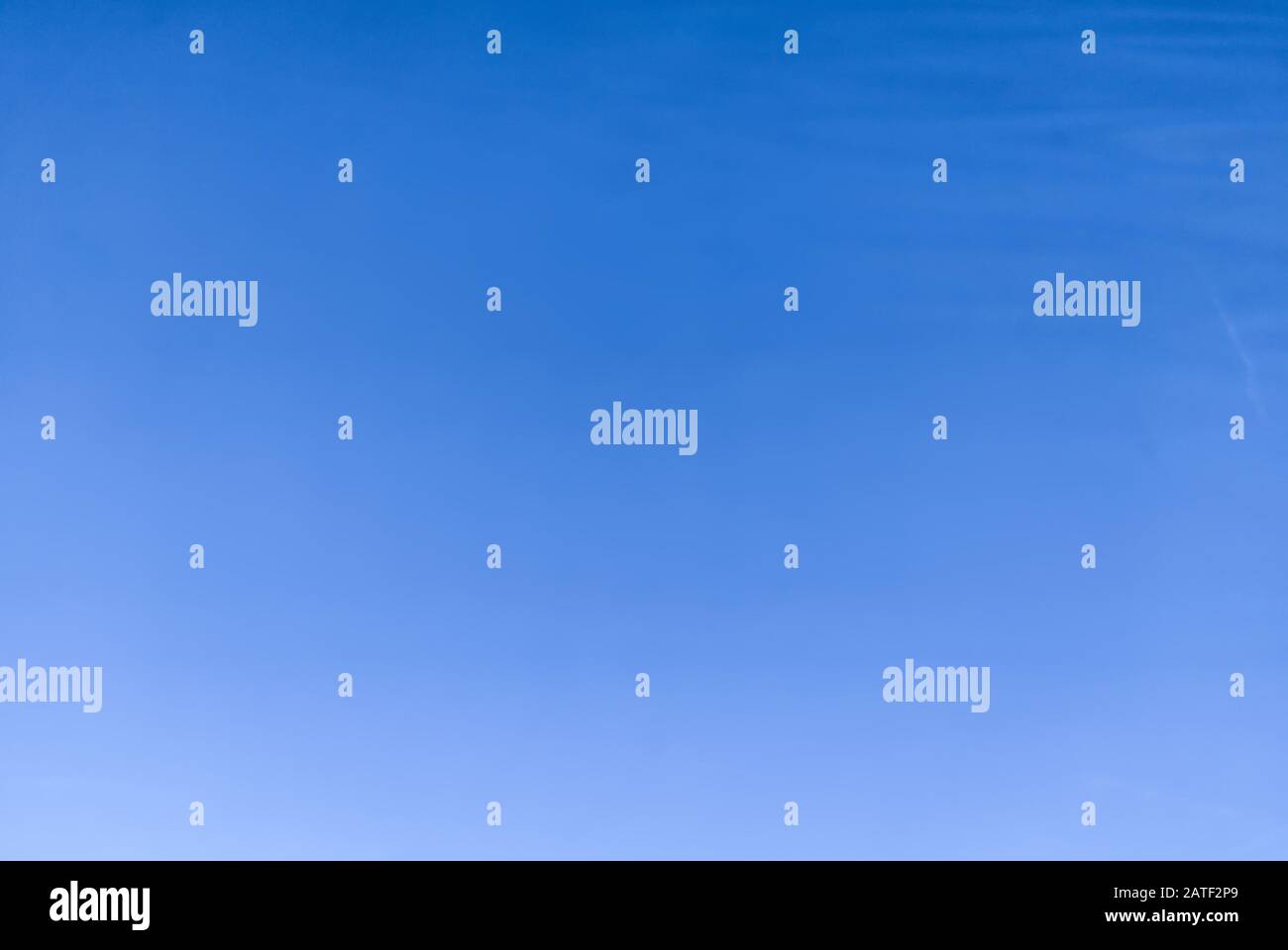 Clear Cloudy - leggermente nuvoloso - cielo blu il giorno di sole - texture sfondo Foto Stock
