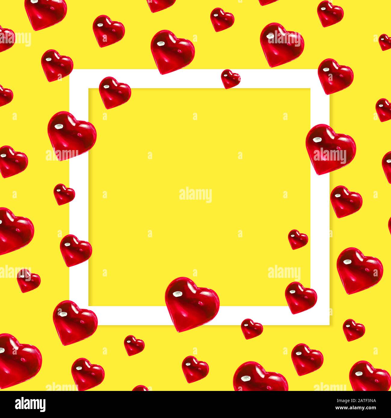 San Valentino sfondo. Motivo di cuori rossi di vetro su sfondo rosa pastello. Minimalismo della carta, simbolo dell'amore. Foto Stock