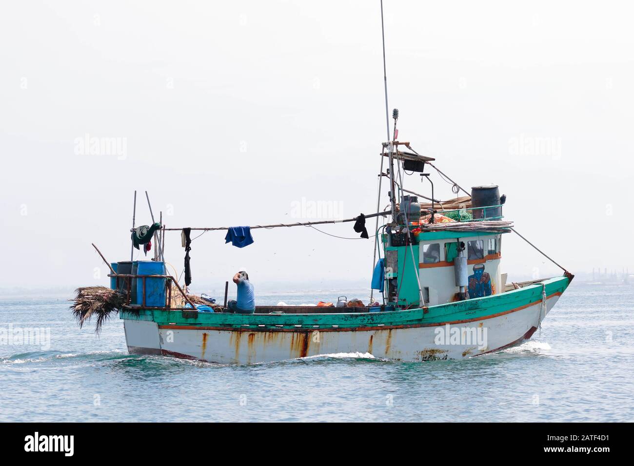 Barca solitaria che naviga nel mare di ​​Paracas verso il porto. Ica-Perù Foto Stock
