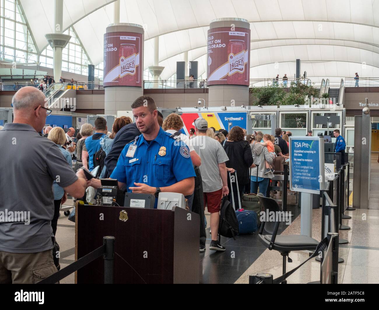 L'agente TSA passa l'uomo attraverso il punto di controllo di sicurezza all'Aeroporto Internazionale di Denver Foto Stock