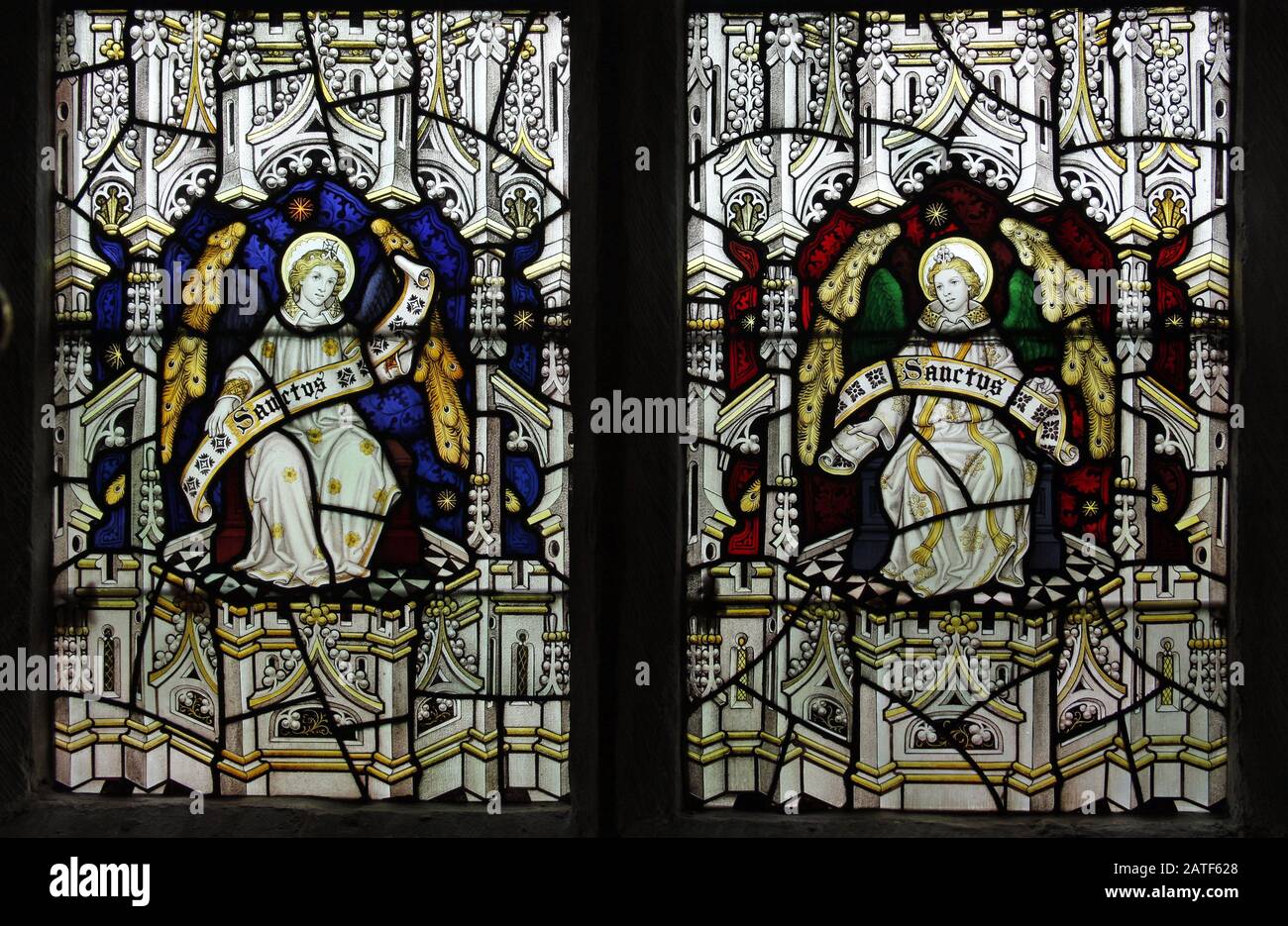 Una finestra di vetro colorato di C e Kempe & Co. Che raffigura Angeli, Chiesa di San Editha, Chiesa Eaton, Staffordshire Foto Stock