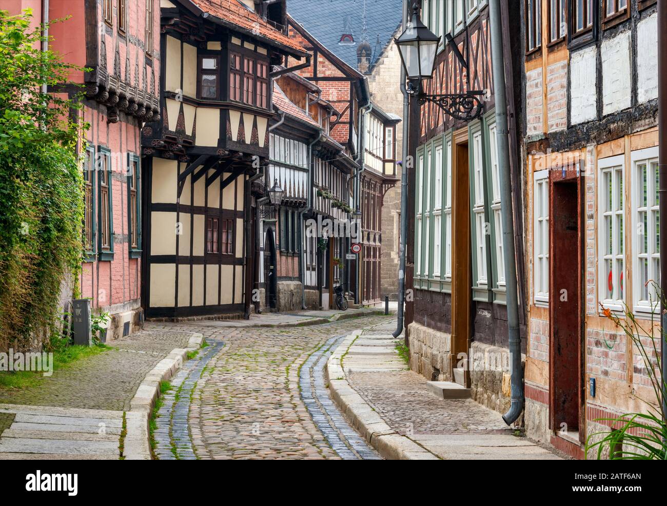 Semi-case con travi di legno sul Stieg, passaggio a Altstadt di Quedlinburg, Sassonia-Anhalt, Germania Foto Stock