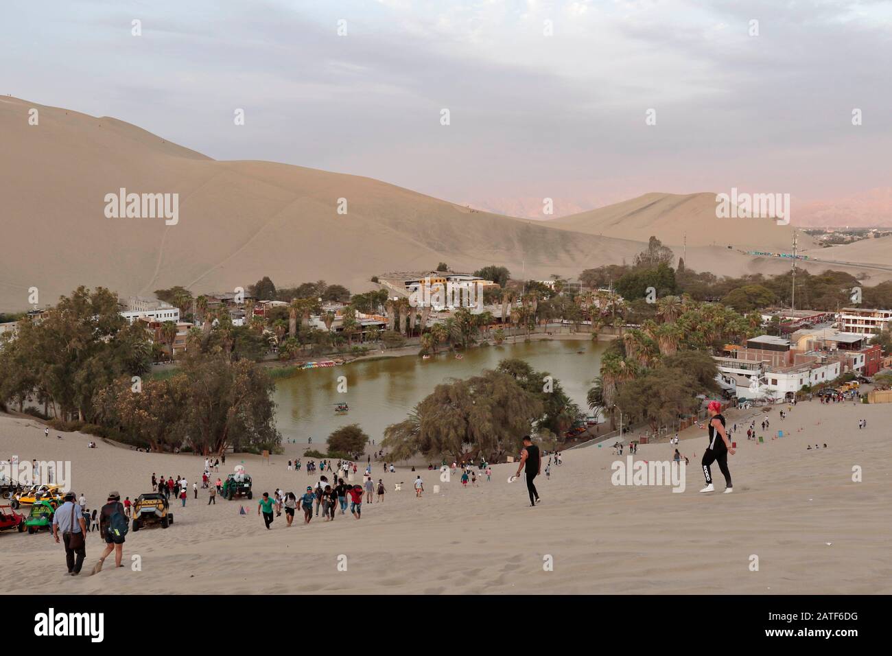 Huacachina, Ica. 30 novembre 2019 - una vista della quantità di turismo e attività disponibili quando si visita l'oasi di Huacachina in Ica-Peru. Foto Stock