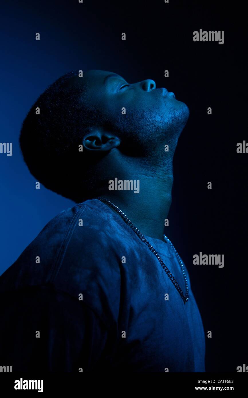 Un ritratto creativo in studio per un progetto di copertina anteriore alla moda, ispirato al film del 2016 'Moonlight' scritto e diretto da Barry Jenkins. Foto Stock