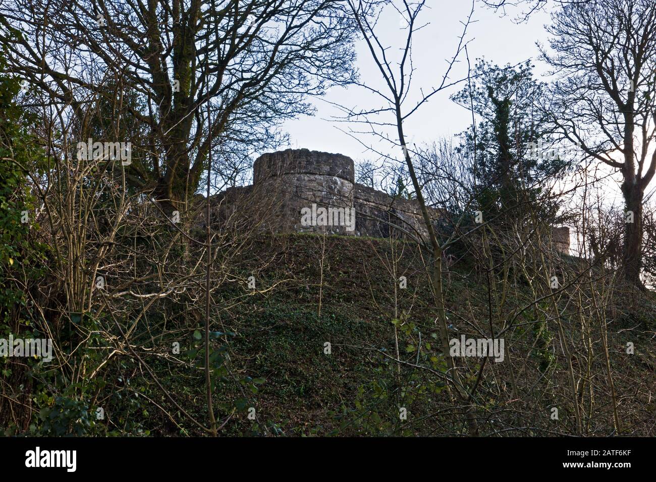 Castello di Aberlleiniog sull'isola di Anglesey era originariamente una fortezza di motte e bailey costruita dai Normanni. Foto Stock