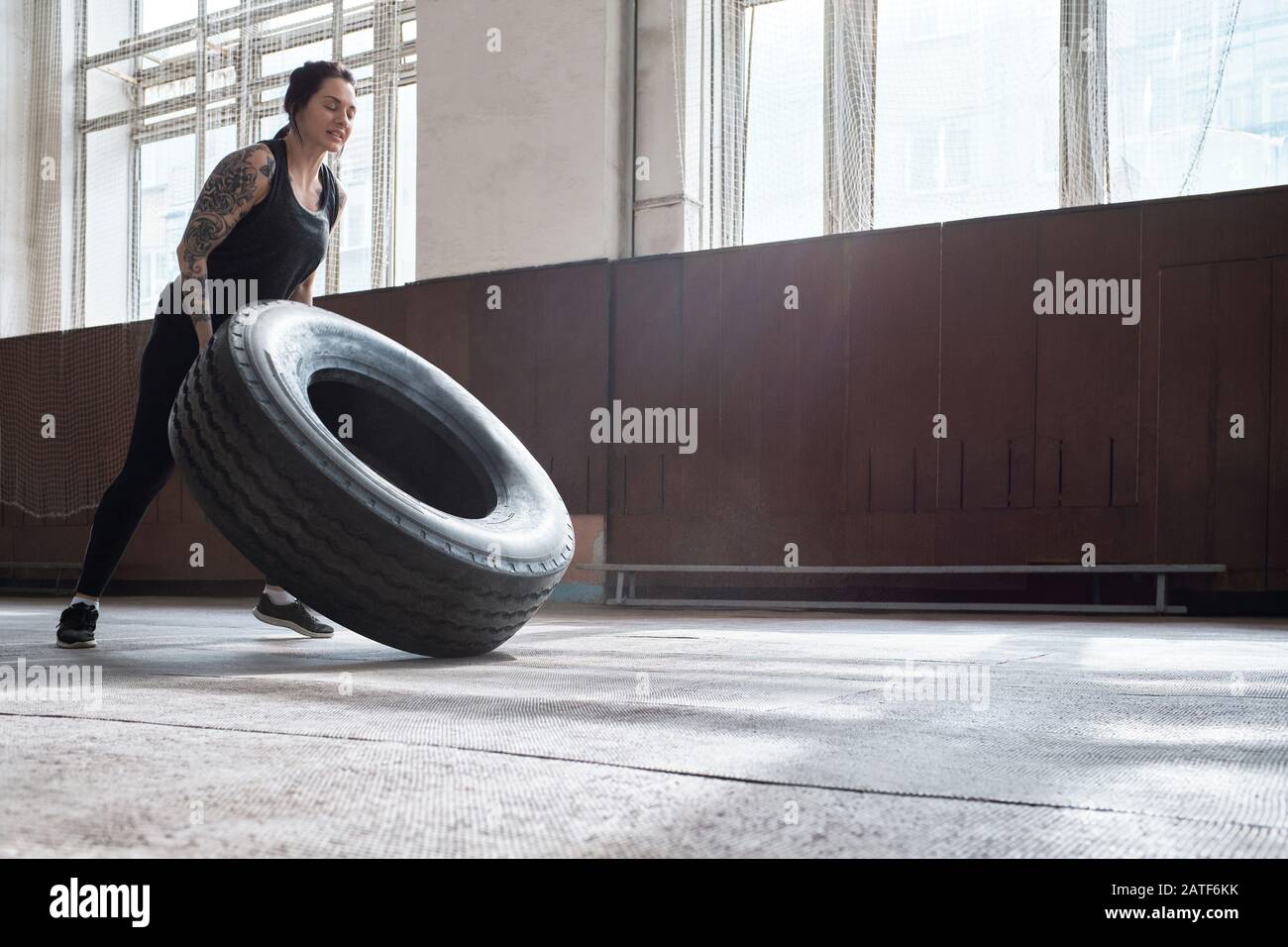 Vista ad angolo basso della donna atletica tatuata caucasica Foto Stock