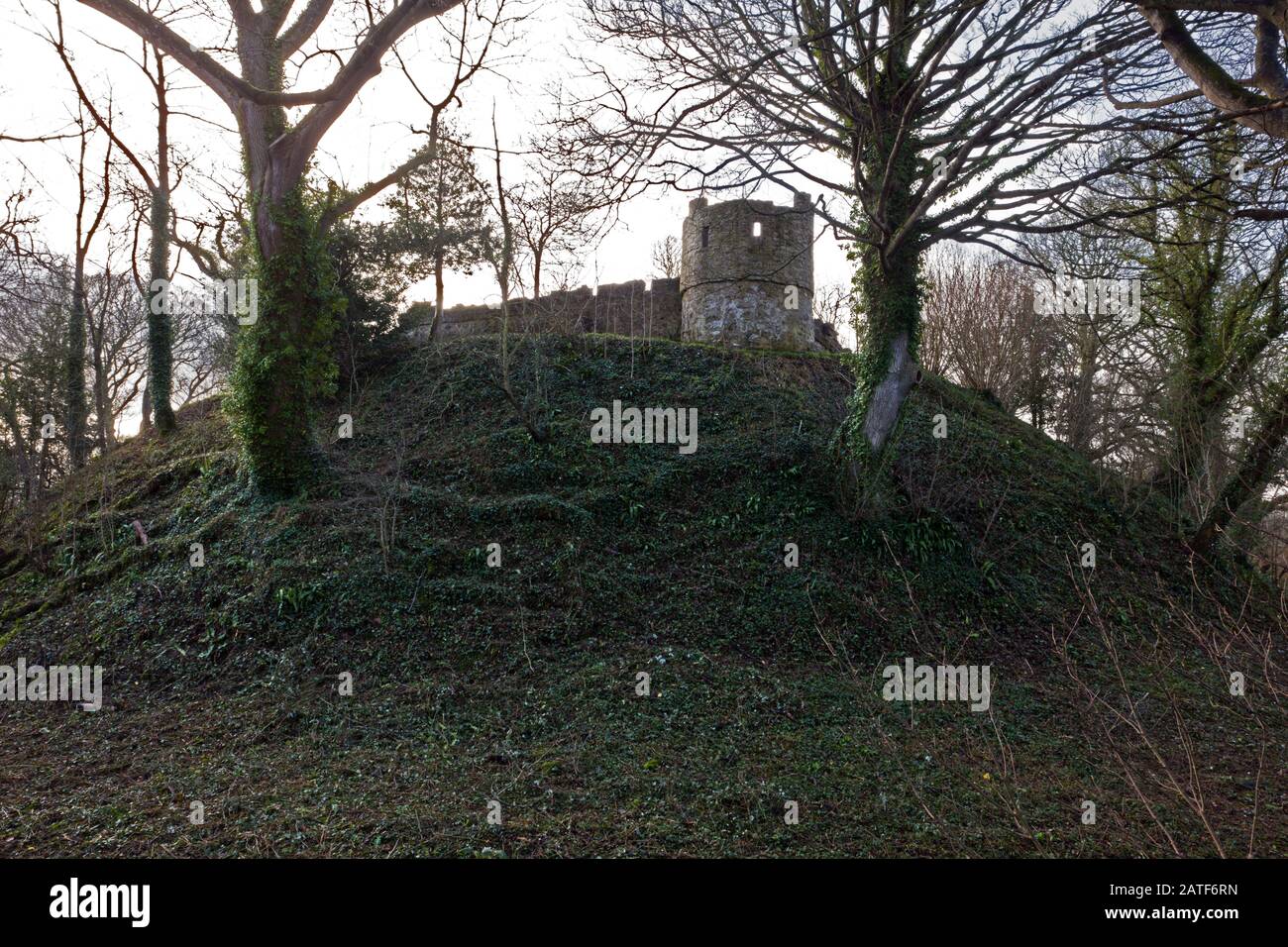Castello di Aberlleiniog sull'isola di Anglesey era originariamente una fortezza di motte e bailey costruita dai Normanni. Foto Stock