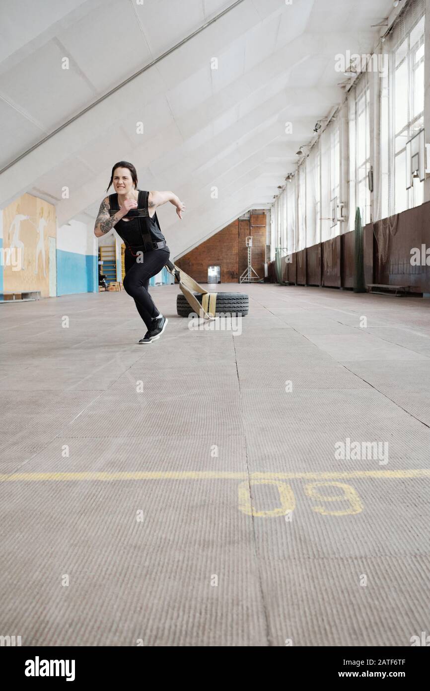 Giovane donna caucasica in nero activewear calorie brucianti Foto Stock