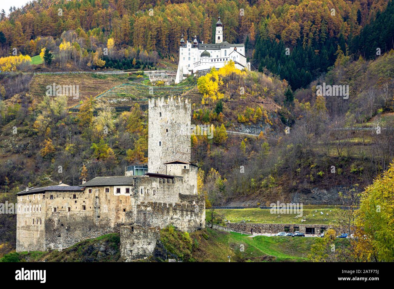 Burgusio, Alto Adige, Italia Settentrionale. L'Abbazia di Marienberg e il suo castello dominano il paesaggio della Val Venosta. Vista dall'esterno. Foto Stock