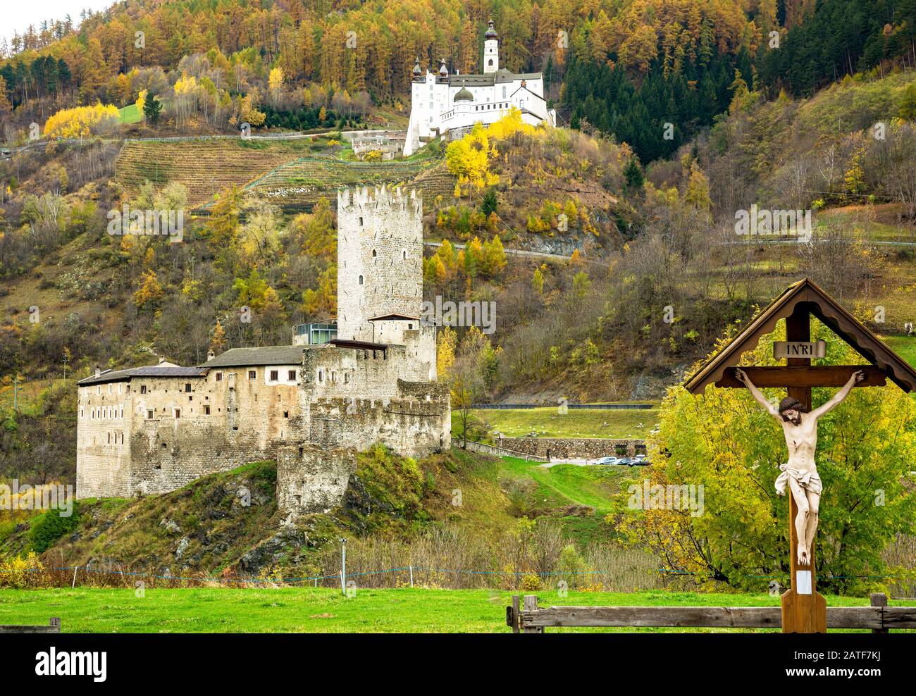 Burgusio, Alto Adige, Italia Settentrionale. L'Abbazia di Marienberg e il suo castello dominano il paesaggio della Val Venosta. Vista dall'esterno. Foto Stock