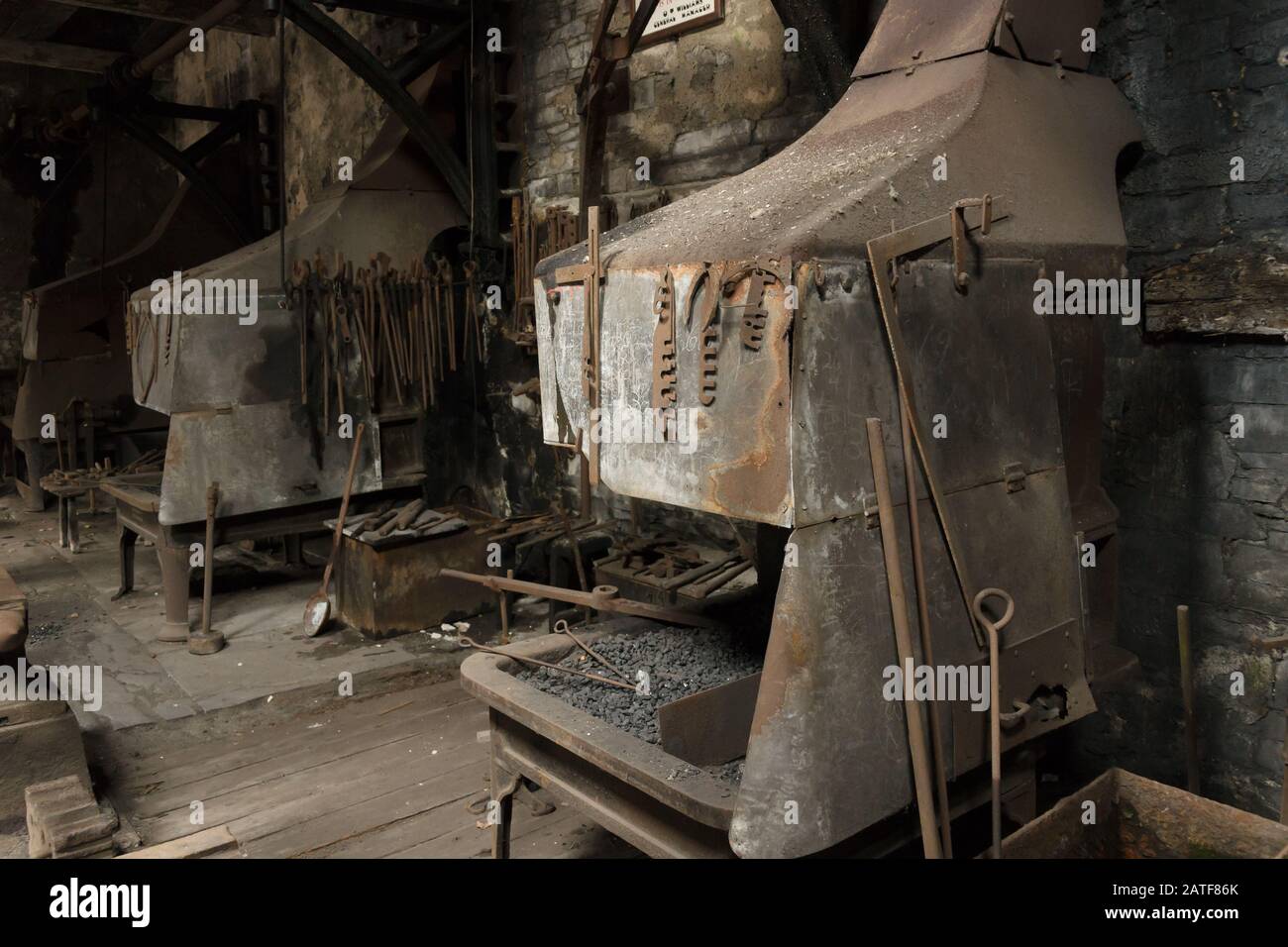 Le fucine e gli utensili del fabbro presso le ex officine della cava Dinorwic nel Galles di Llanberis Foto Stock
