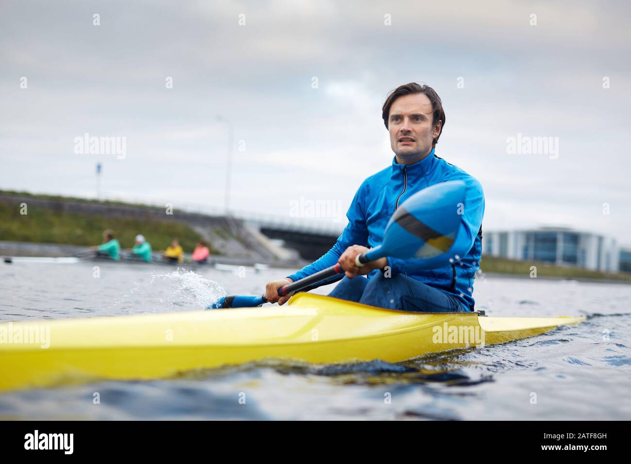 Uomo caucasico atletico di mezza età che si muove lungo il canale Foto Stock