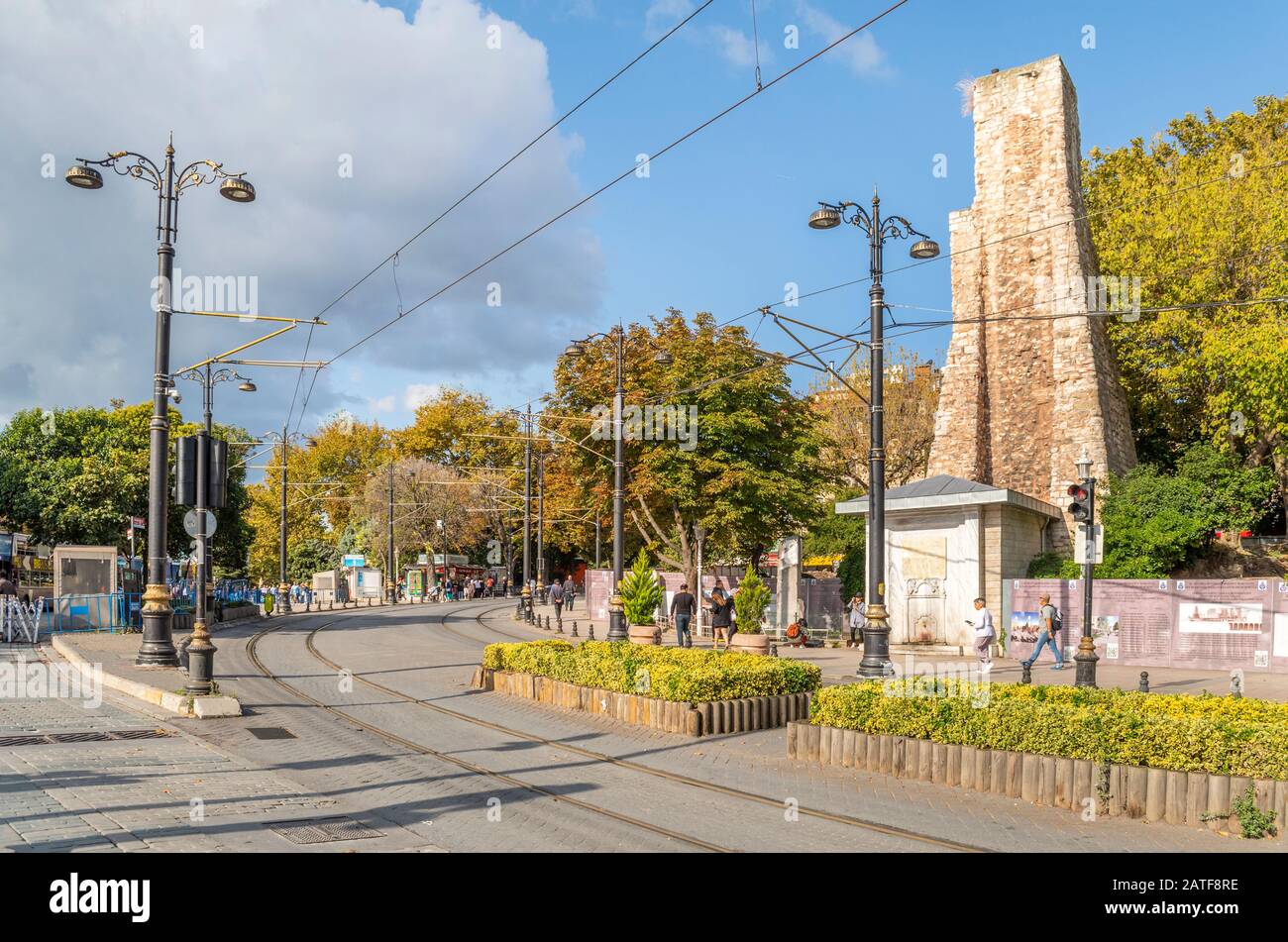 Turisti e turchi locali passano dalla Sublime Porte nel quartiere Sultanahmet di Istanbul, Turchia. Foto Stock