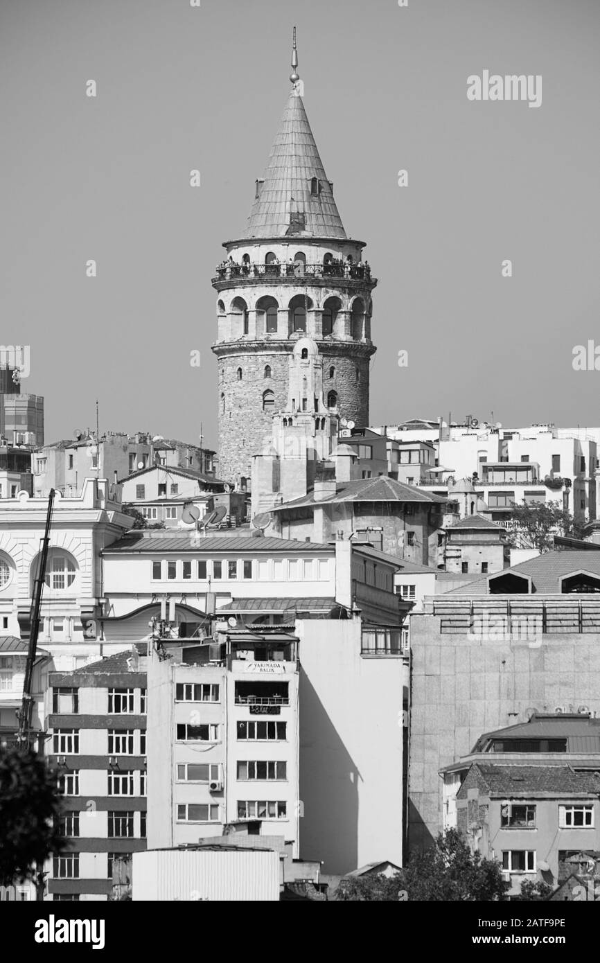 Istanbul, Turchia - 20 settembre 2017: Vista della Torre Galata una torre medievale in pietra nel quartiere Galata/Karaköy di Istanbul, Turchia, a nord Foto Stock