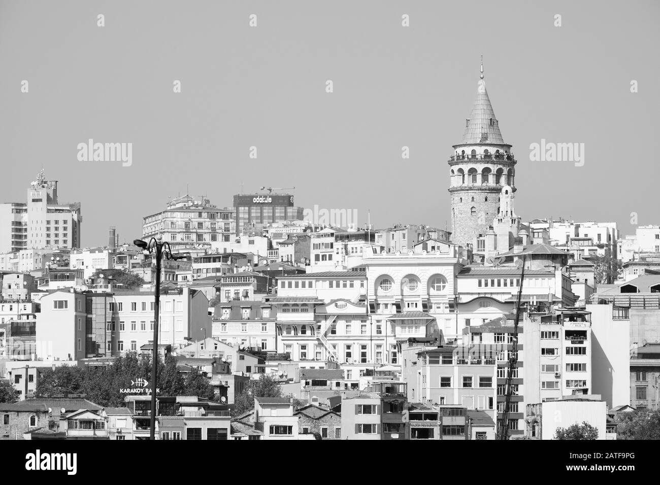 Istanbul, Turchia - 20 settembre 2017: Vista della Torre Galata una torre medievale in pietra nel quartiere Galata/Karaköy di Istanbul, Turchia, a nord Foto Stock
