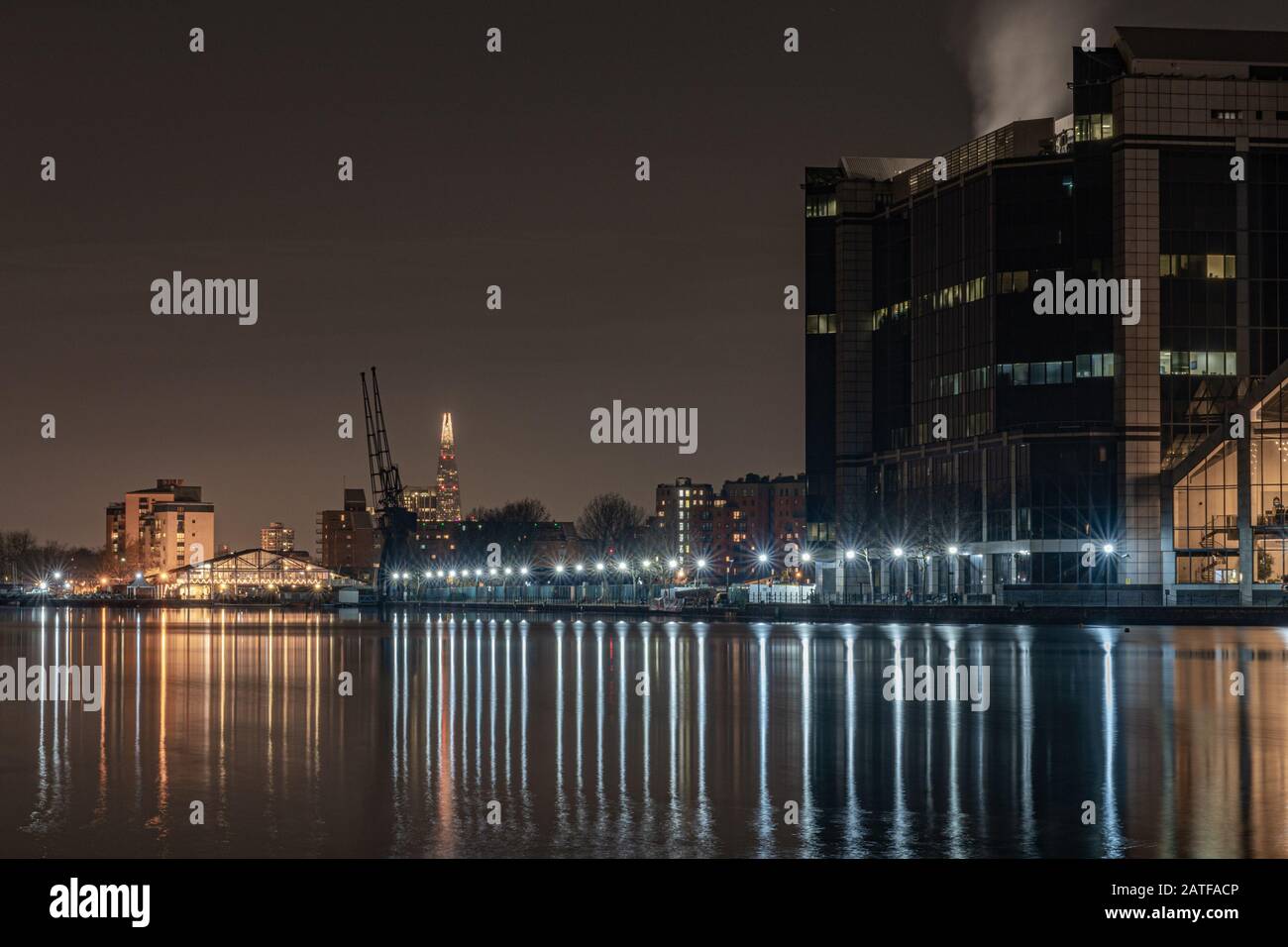 London, Molo Esterno di Millwall sull'Isola di Dogs vicino a Canary Wharf di notte. Foto Stock
