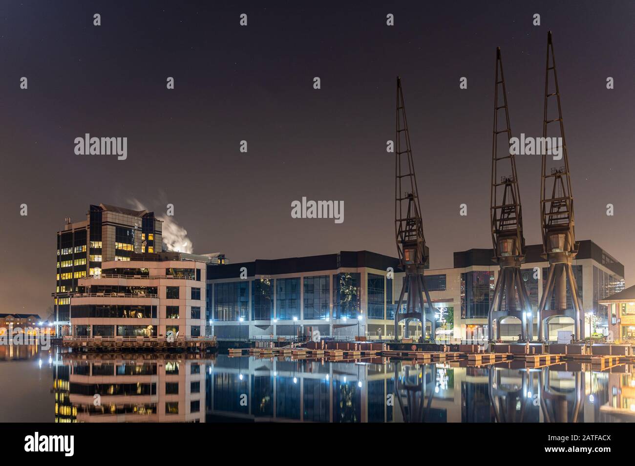 London, Molo Esterno di Millwall sull'Isola di Dogs vicino a Canary Wharf di notte. Foto Stock