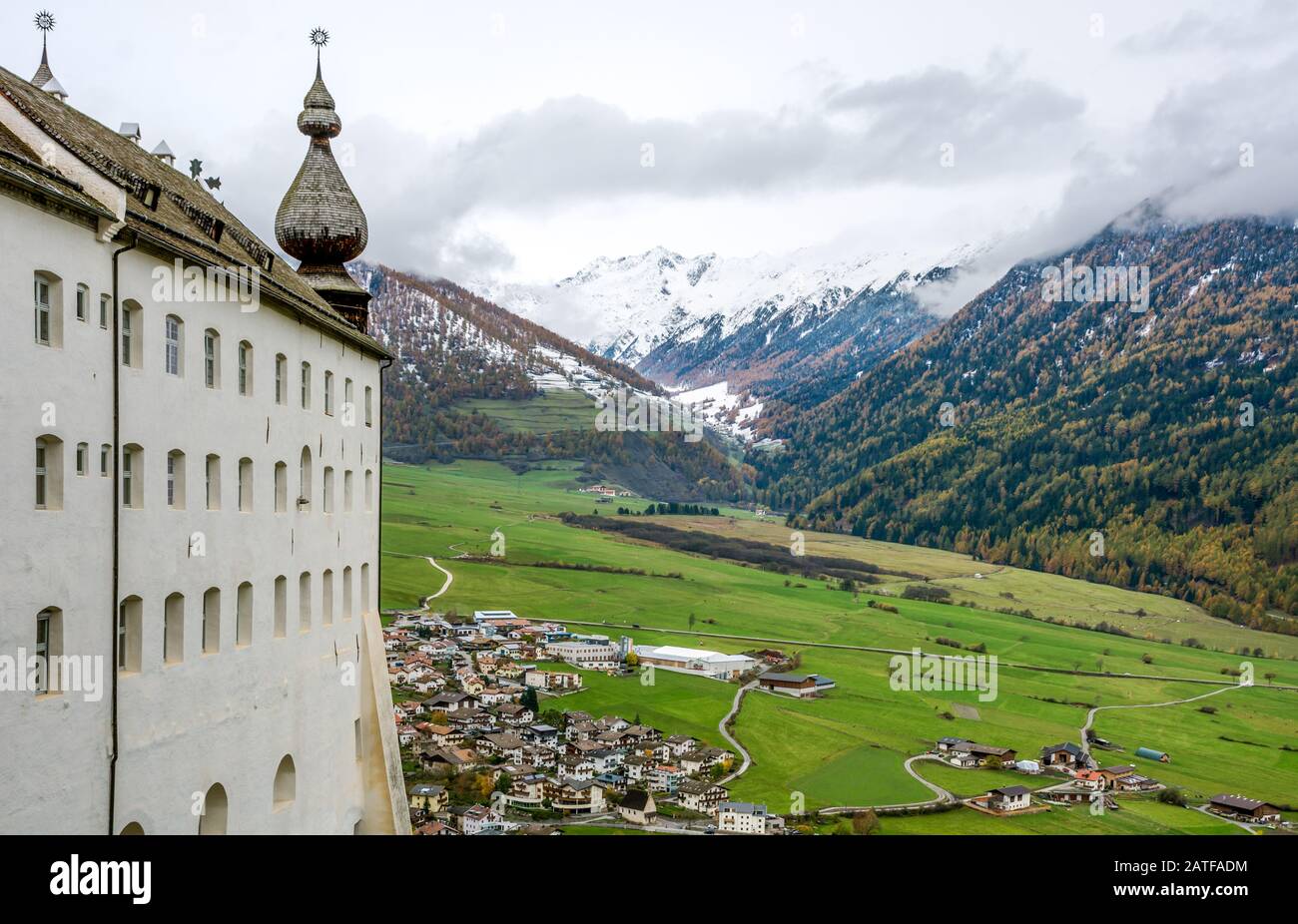 Abbazia Di Marienberg. L'abbazia benedettina d'Europa più alta si erge sopra Burgusio (Burgeis) nella valle della Venosta. Foto Stock