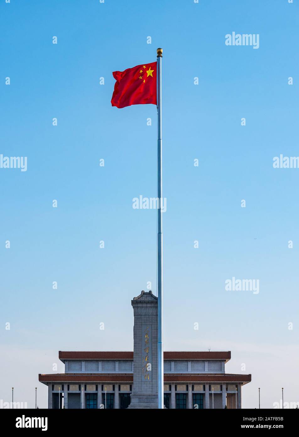 Mausoleo di Mao Zedong (Presidente Mao) con bandiera cinese in volo, Piazza Tiananmen, Pechino, Repubblica Popolare cinese Foto Stock