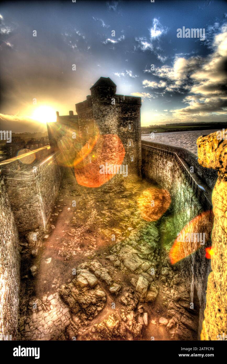 Blackness Castle, Blackness, Scozia. Vista dal profilo artistico dello storico castello di Blackness. Foto Stock
