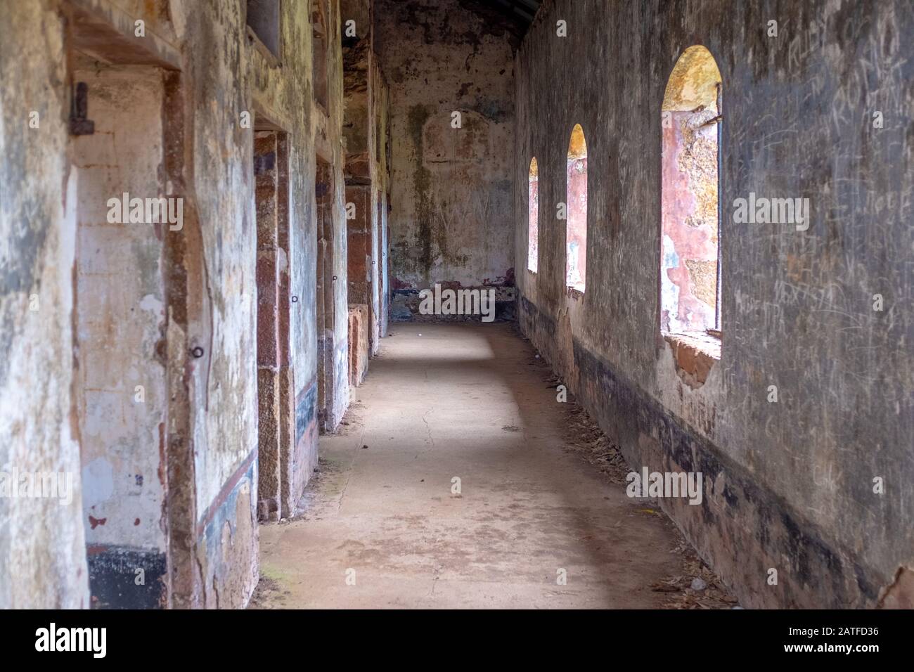 Interno di una colonia penale abbandonata o prigione sulle isole Della Salvezza, preso in un giorno coperto senza persone, Guiana francese Foto Stock