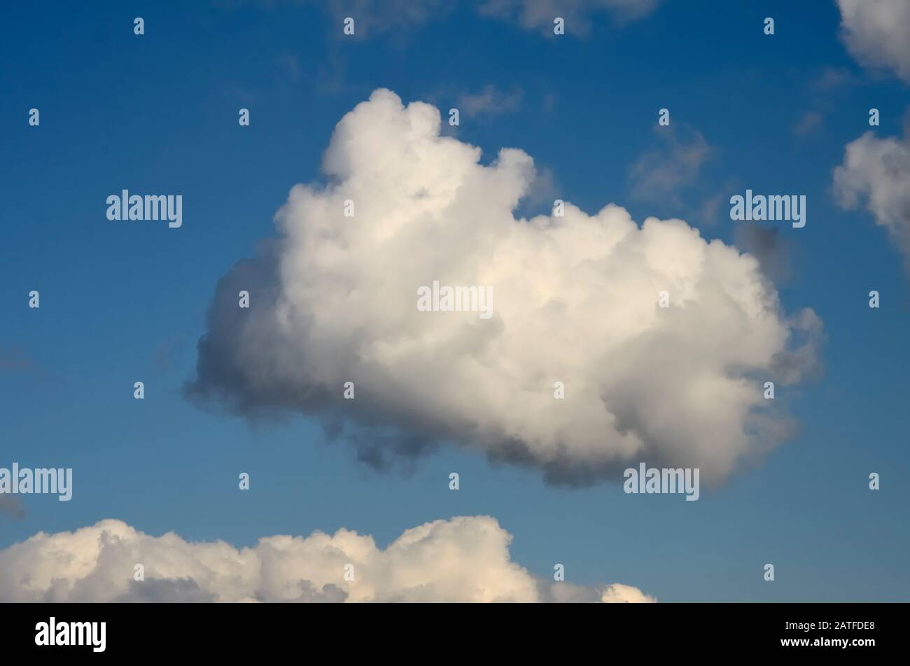 Blu cielo con grande bianco e grigio nuvole Foto Stock