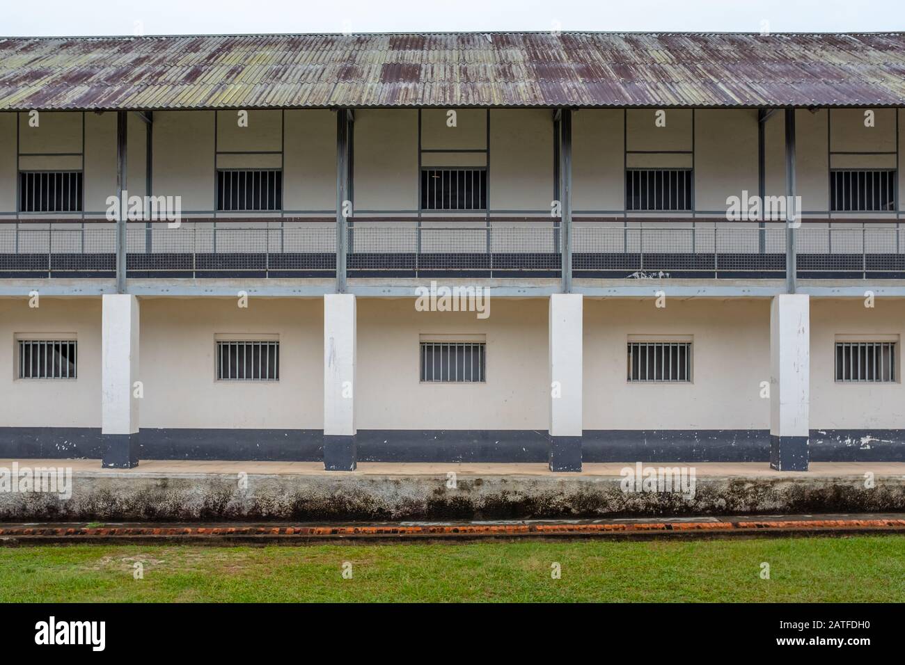Un edificio della prigione di St-Laurent-du-Maroni, preso in una giornata travolgente senza persone, Guiana francese. Foto Stock